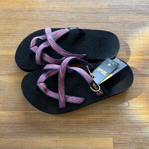 NWT Teva girls size 1 strappy flip flops